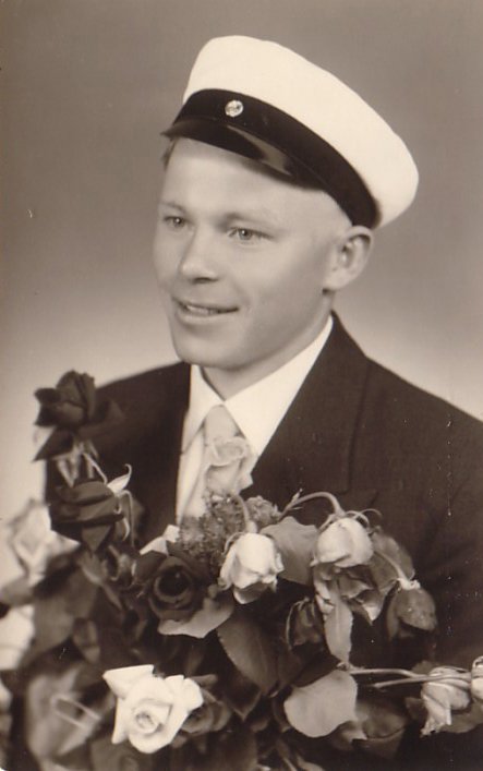 1950 Jaakko Koskelo ylioppilaskuvassa. Kylän ensimmäiset ylioppilaat olivat juuri Jaakko Koskela sekä Aimo Vidgren. 