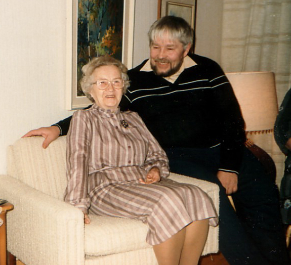 1988 Eino kumminsa Elma Antikaisen kanssa Iisalmessa kummin kotona.