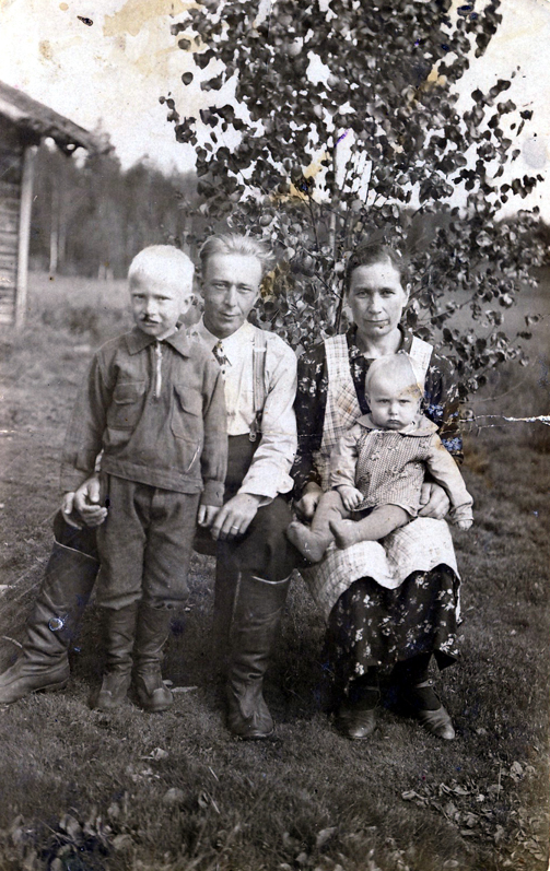 1945 Härkäahon Tarvaisia perhepotretissa