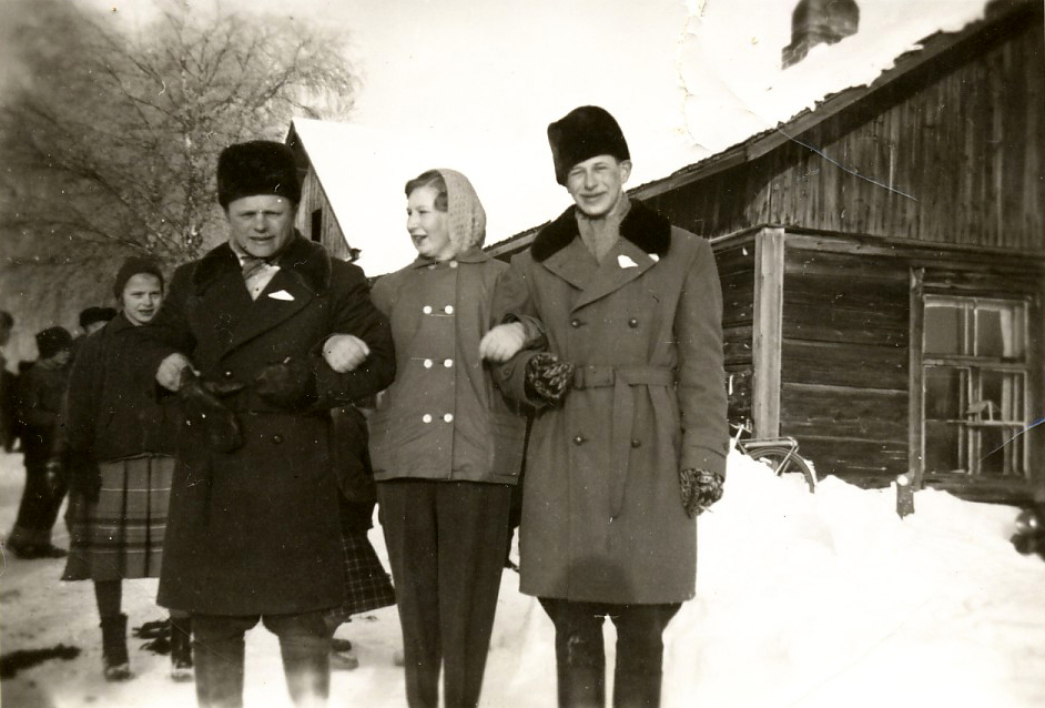 1955 Kauppilanmäen nuorisoseuran talolla Kettunen Aake, Eeva, Yrjö 