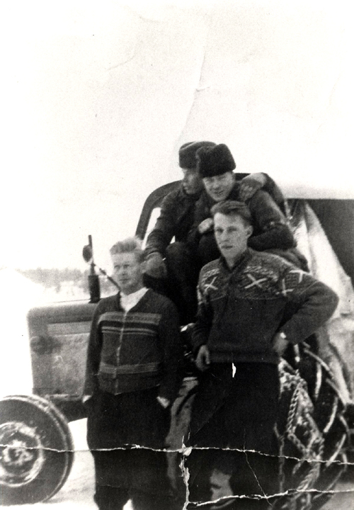 1961 Niemisen kylän poikia poseeraamassa