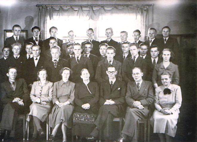 1950 Eino Peltosalmen maamieskoulussa vuosikurssikuvassa.