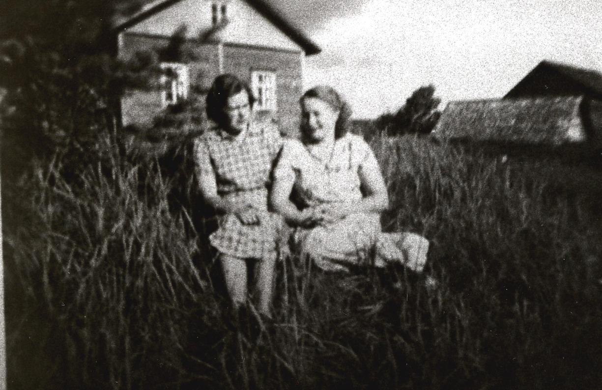 1944 Eeva ja Saara vanhan talon takana