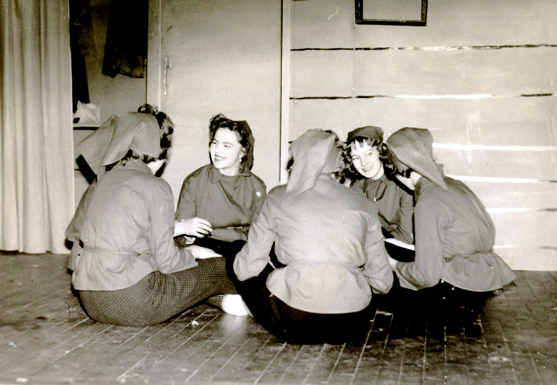 1962 Niemisen nuorisoseuran tyttöset esiintymässä pikkujoulussa