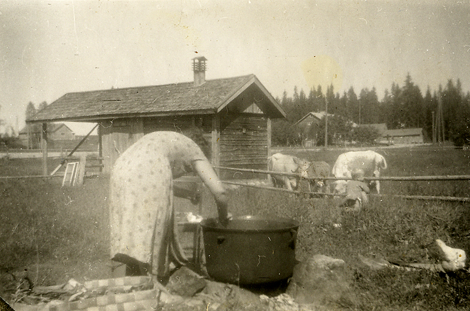 1952 Hilja paistamassa lettuja Tienhaarassa