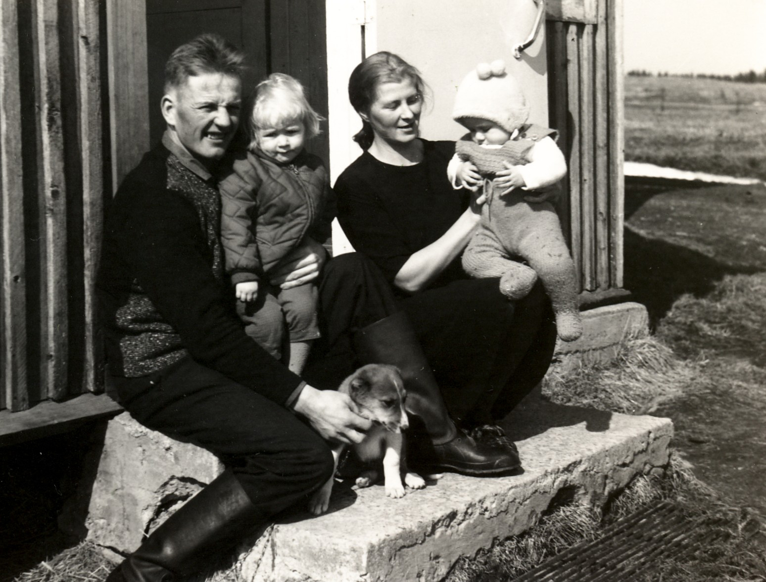 1965 Kotitalon portailla