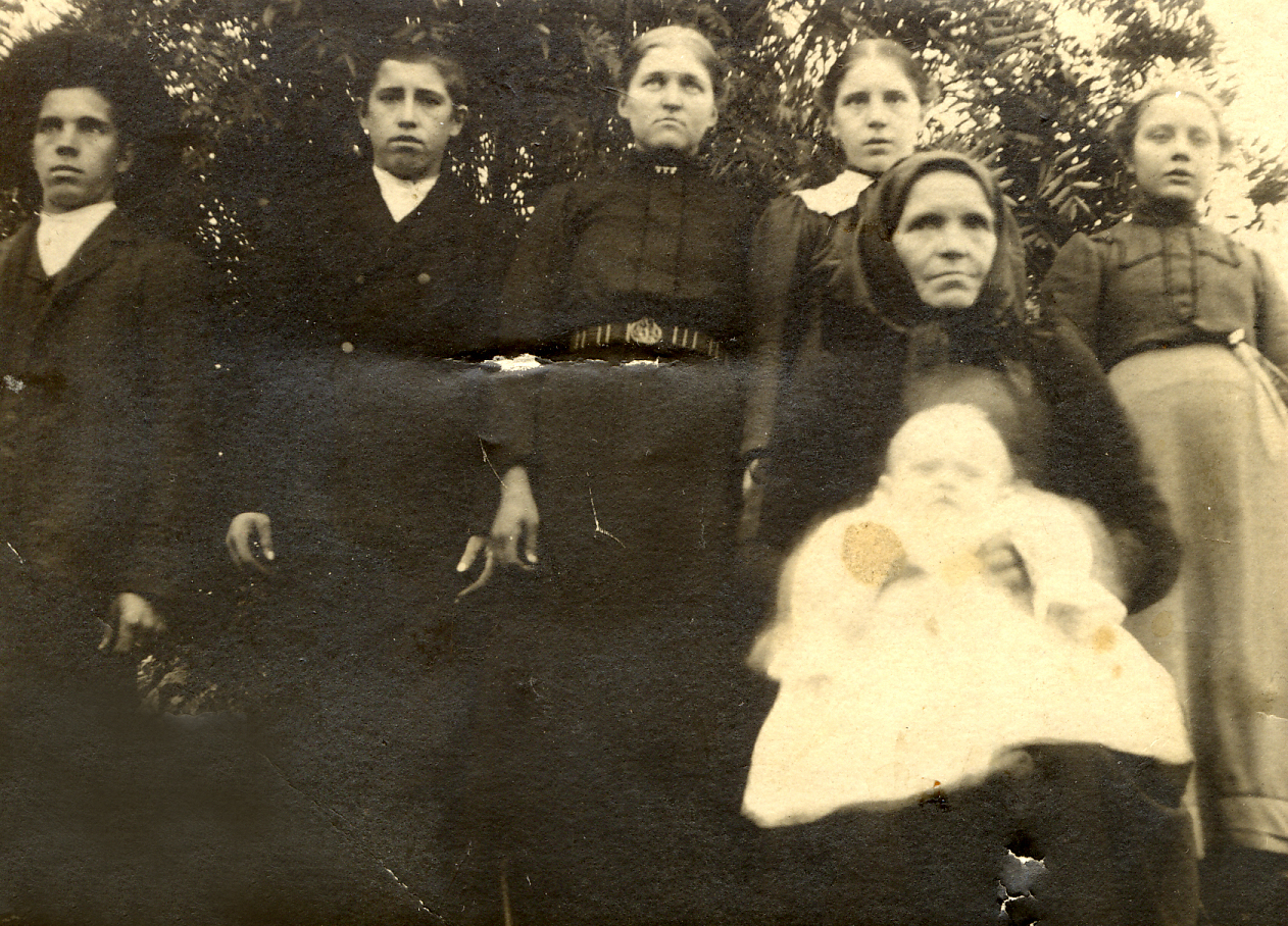 1900 Hynyset Tuomas ja Ville, sisaret ja emäntä