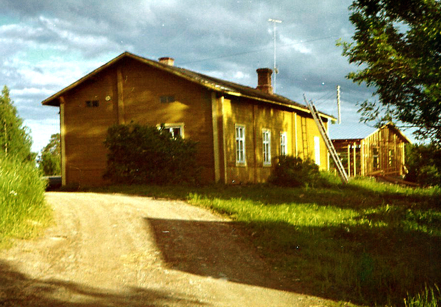 1974 Uuden päärakennuksen rakentaminen kesällä 1974. Vanhaa päärakennusta ei Vieremän kunta ottanut museoksensa, vaan sen vanhempi osa siirrettiin metsätraktorin avulla vähän ulommalle pihapiirissä.