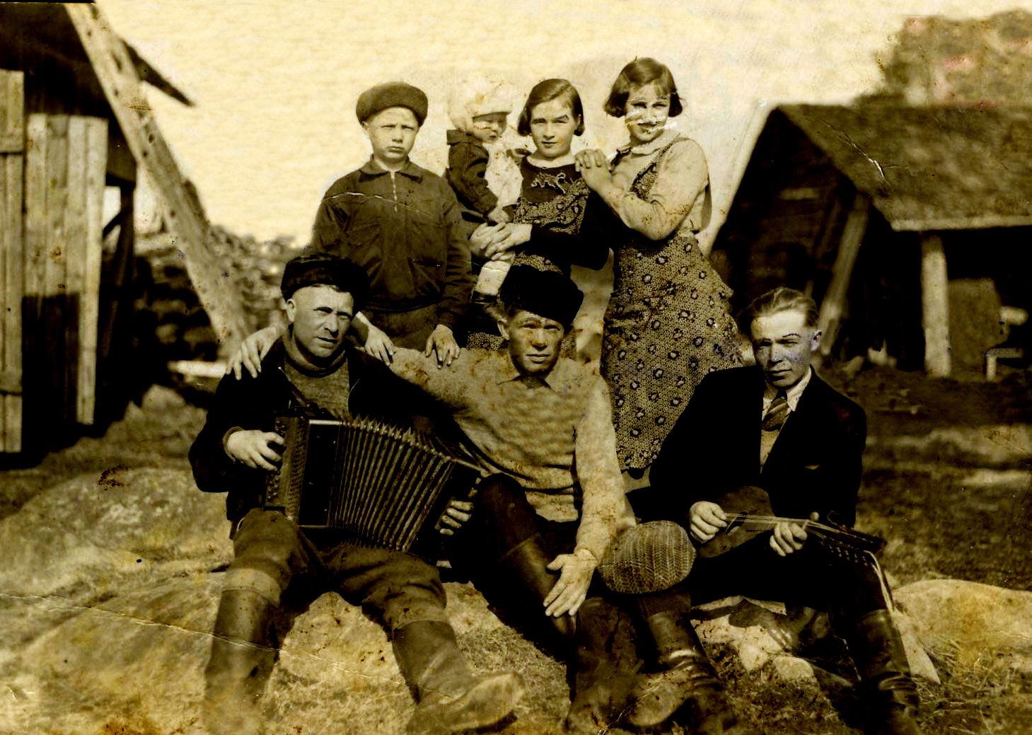 1940 Virnin pihassa ylärivissä
Sulo, Erkki Alinan sylissä ja Kerttu.
Alarivissä Arvi kurtun kanssa, Väinö keskellä ja Hannes Kaikkonen mandolinin kanssa 