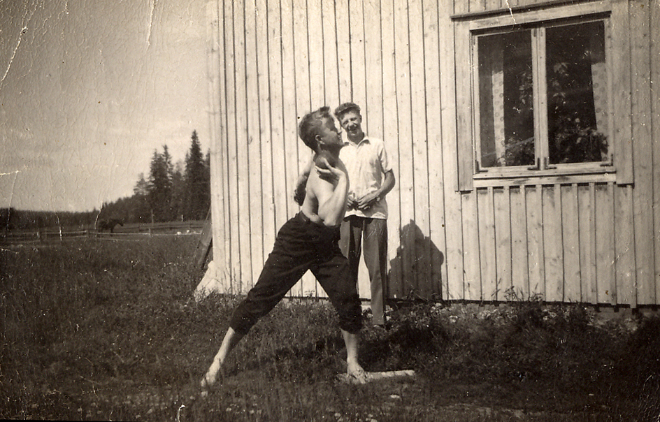 1959 Ami ja Einari kuulaa työntämässä
