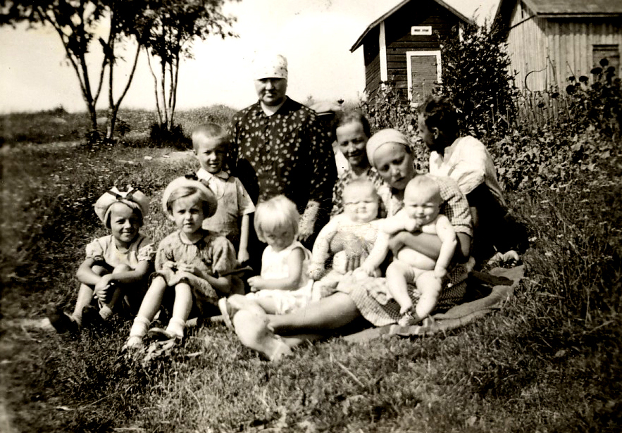 1940 Ulkona auringonpaisteessa