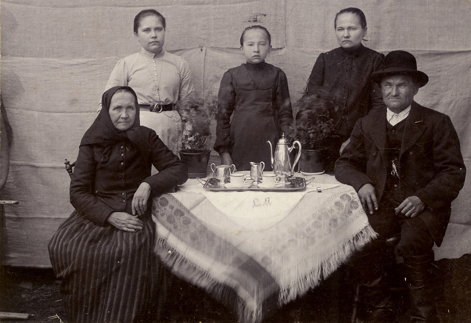 1905 Hoikkala Kalle, Liisa, Lyydia, Hanna ja Anni Kauppinen