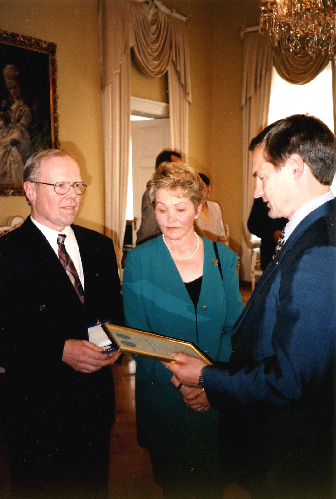 1997 Kalevi Hemilä luovuttamassa kunniakirjaa