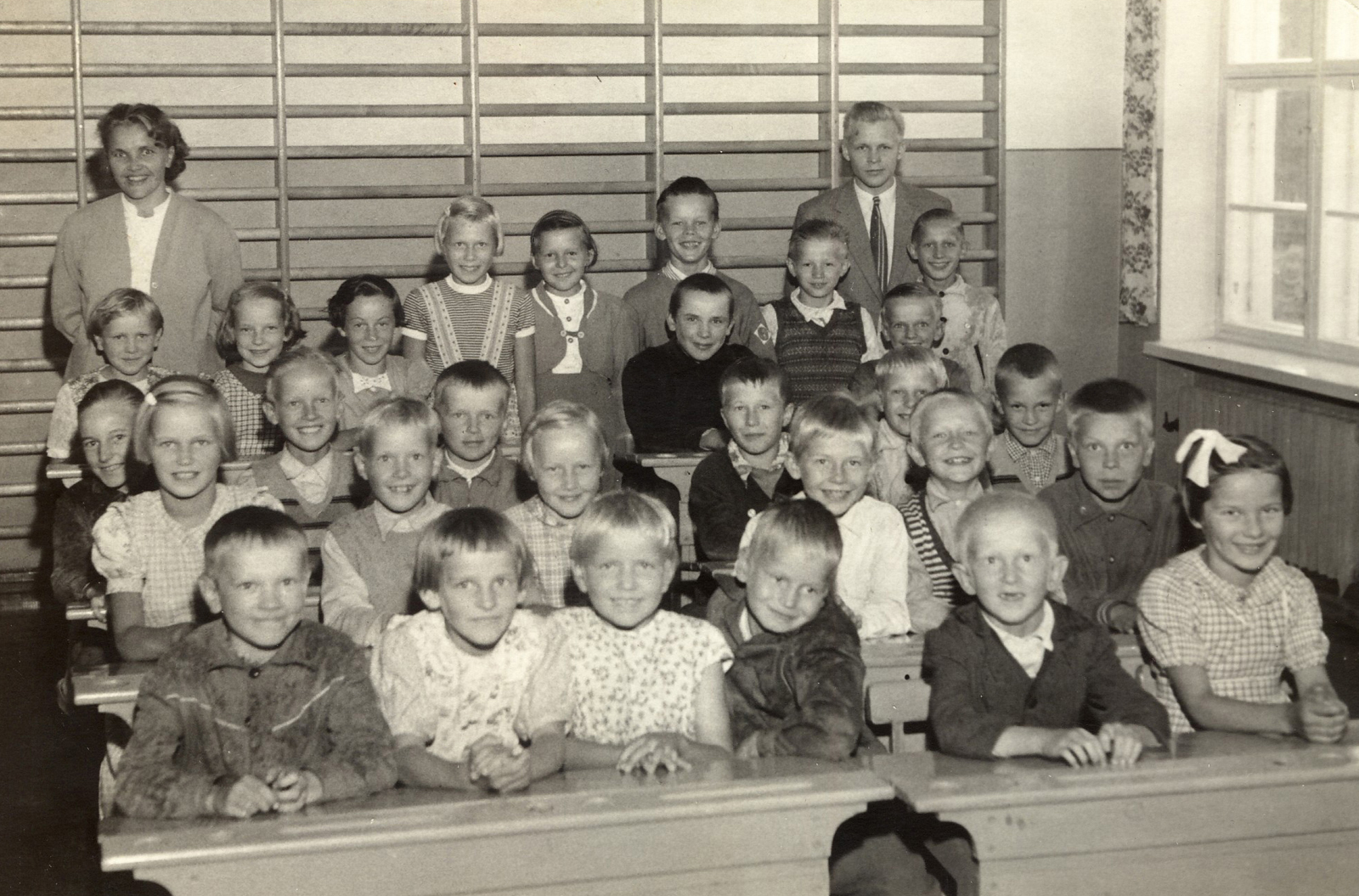 1957 Pyöreen ala-aste. Opettajina Aino Turunen ja Heikki Sikanen