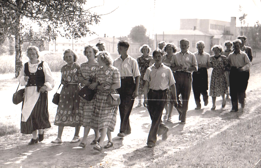1950 Nuorisoseuralaiset matkalla juhlakentälle.