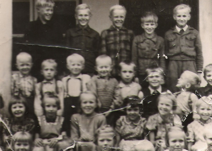 1952 Pyöreen koululaisia: Marja 2. rivi, Tauno 3. rivi