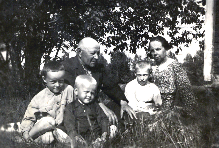 1950 Perhe nurmikolla