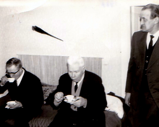 1967 Anna-Liisan hautajaisista,Martti Lyyra, Taavetti ja kaupan Pekka.