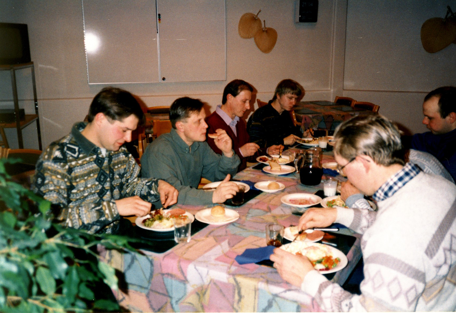 1997 Talkoomiehet ruokailemassa Osuuspankin kabinetissa