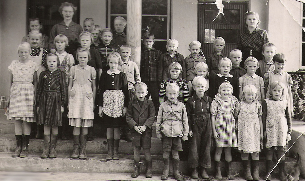 1954 Pyöreen koululaisia (Elina edessä 2. oikealta)