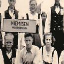 1950 Niemisen Nuorisoseura tanhusuvipäivillä. Kuvassa alhaalla vas. Raili Kauhanen, Eino, Aimo Vidgren, Hilkka Kauppinen ja Matti Kauppinen. Ylhäällä vas.Anja Vidgren, Kyösti Repo, Anja Repo sekä Tapani Kauppinen. border=