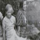 Ahingon nuorisoa kotipihlajan alla v.1926.