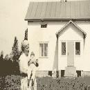 1959 Hilja kotitalon edessä border=