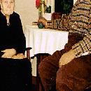 1966 Harjun pirtissä otettu kuva, jossa vanha emäntä Anna-Liisa ja Taavetti. Tämä on viimeinen kuva ennen Anna-Liisan kuolemaa v.1967.