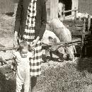 1965 Esko ja Kaisa sikojen edessä border=