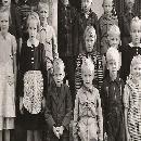 1954 Pyöreen koululaisia: Elina edessä toinen oikealta border=