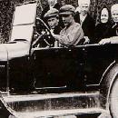 1928 Emännän hakureissul.
Nuorikkoa tuodaan Niemisenharjuun kihloihin v. 1927, seuraavana vuonna naimisiin. Nilsiän Siikäjärveltä tuodaan tilalle emäntä. Kuvassa oikelata (takapenkillä) Taavetti Kettunen, Anna-Liisa Julkunen, Eeva Julkunen - anoppi, Hanna Julkunen - nuorempi sisko ja Miina Julkunen - nuorempi sisko sekä Armas Julkunen - nuorempi veli, sekä autonkuljettaja, jonka nimeä ei ole tiedossa. border=