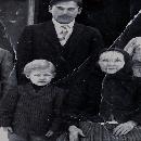 1915 kuvassa  Miina, veljet ja Iida-äiti
