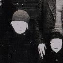 1937 perhekuvassa vas. Anna-Liina, Taavetti ja lapset Liisa ja Eino Kettunen.