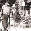 1960 Harjun ukko - Taavetti Kettunen polkupyöränsä kera. Taustalla tuulimoottori, joka nosti taloon talousveden. border=