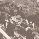 1969 kesäpäivä Harjussa. Menossa navettaremontti, oli erittäin kuiva kesä, jonka näkee perunamaasta kuvan vasemmassa alareunassa. border=