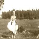 1953 Selma tulossa pyykiltä Laukkasen pihassa