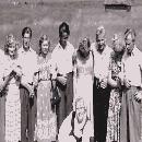 1950 Nuorisoseuralaisia koolla, sama porukka kuin edellä, mutta oikealla Kiuruveden Rapakkojokelaiset, etualalla ohjaaja Tyyne Savolainen. border=