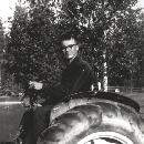 1967 Aaro Kauppinen ajelemassa traktorilla