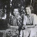 1950 Hilja koulun edessä border=