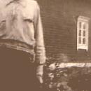 Kotitalon Päivärinteen edessä otettu kuva, jossa kessutarha Manun takana v.1926.
Tuolloin kasvatettiin tupakkaa omiin tarpeisiin ja myyntiin. 
