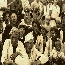 Talkoot niityllä v.1935.

Kylällä olivat nuoret pojat olleet hieman vastentahtoisesti menossa heinäpellolle. Vastaan oli tullut naapurikylän isäntä ja kysynyt: 