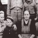 1944 syyskuussa Harjun  perhe ja työväki ryhmäkuvassa, vas.ylh.Lauri Kaikkonen, Taavetti Kettunen, Eino Kettunen, sotavanki Ivan Ivanovits, alh.vas. Liisa Kettunen, Jaakko Koskelo, Anna-Liisa Kettunen ja Helvi Lappalainen. Kuvan on ottanut Laila Mikkonen. border=