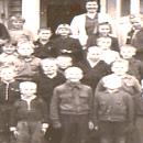 1944 Niemisen oppilaat koulurakennuksen portailla, opettajana Aune Turpeinen. 