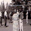 1960 Nuorisoa pelaamassa lentopalloa