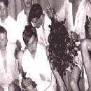 Avajaisten näytelmänä Aleksis Kiven, Seitsemän veljestä.
Kuvassa alapenkillä vas. Yrjö Kääriäinen ja Eino. Ylärivissä Olavi Kääriäinen, Pertti Vidgren, Kyösti Repo, Martti Rönkkö ja Martti Kaikkonen. border=