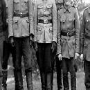 Välirauhan aikainen kuva, jossa Manu on vielä tykistön palveluksessa. Koulutusvaiheessa hän oli ollut Niilo Tarvajärven alaisuudessa.

Ryhmäkuvassa Manu on Haapajärven poikien kanssa, kuva on otettu Toijalassa v. 1940.

Kesän tullessa Manu joutui kiväärikomppaniaan, palveluspaikka muuttui kun komppanioita jaettiin uusiksi ja uusi komppania oli JR 8.

Mustatakkinen nuori mies kuvassa vasemmalla on Matti Junttila, jonka kohtaloksi tuli kaatuminen jatkosodassa. Manu oli tunnistanut hänet tien reunasta marssiessaan Joensuusta itään päin. border=