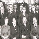 1950 Eino Peltosalmen maamieskoulussa vuosikurssikuvassa. border=