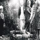 1970 Makkaranpaistossa Liisan luona Matalalahdessa Iisalmessa. Mukana vas. Timo, Seija ja Eeva-Liisa sekä naapurin lapsia.