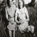 1944 Eeva ja Saara vanhan talon takana