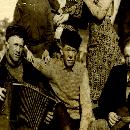 1940 Virnin pihassa ylärivissä
Sulo, Erkki Alinan sylissä ja Kerttu.
Alarivissä Arvi kurtun kanssa, Väinö keskellä ja Hannes Kaikkonen mandolinin kanssa 